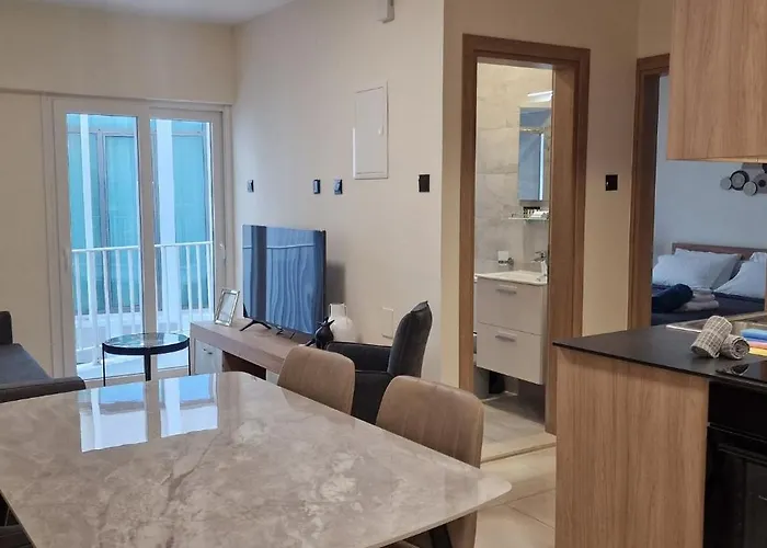 Daire 75 Prokymea- Steps From The Sea, Downtown, Balcony