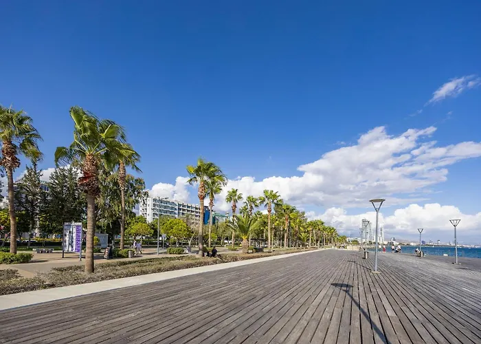 Daire 75 Prokymea- Steps From The Sea, Downtown, Balcony