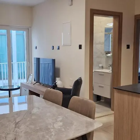 Appartement 75 Prokymea- Steps From The Sea, Downtown, Balcony